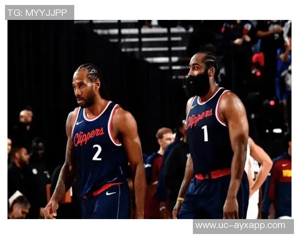 快船与黄蜂激战上半场快船微弱领先哈登表现抢眼小卡稳定发挥三球状态起伏